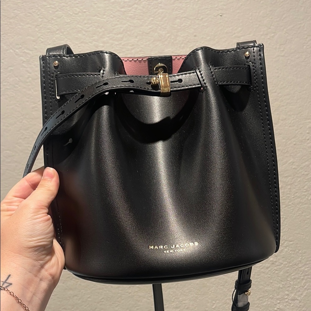 Marc Jacobs Black Shoulder Bag Sleek Design